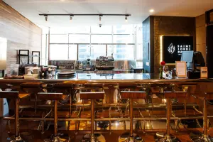 골드빛 럭셔리 바 카운터가 돋보이는 모던 카페